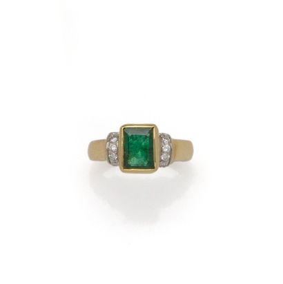 Bague en or deux tons 18K (750/1000) ornée...