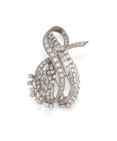 Broche en or gris 18K (750/1000) formant...