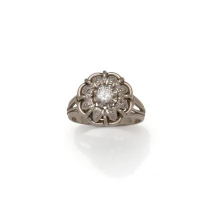 Bague en or gris 18K (750/1000) à décor d'une...