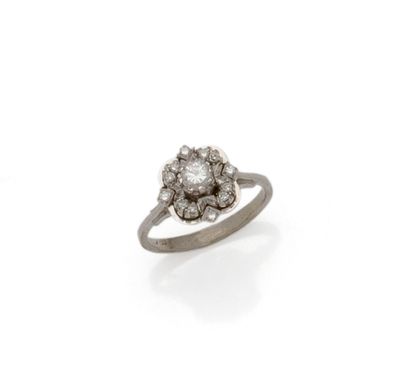 Bague en or gris 18K (750/1000) ornée d'un...