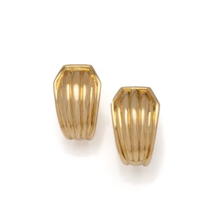 BOUCHERON
Paire de clips d'oreilles en or...