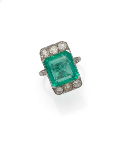 Bague Art Déco en platine (850/1000) centrée...
