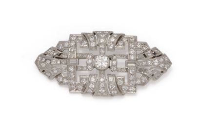 Broche plaque Art Déco en or gris 18K (750/1000)...