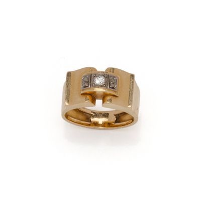 Bague tank en or 18K (750/1000) à décor d'enroulements...