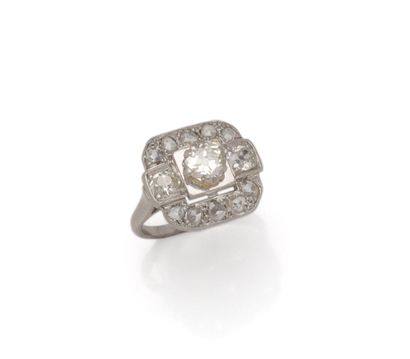 Bague Art Déco en platine (850/1000) centrée...