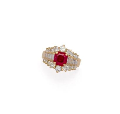 BAGUE en or jaune rhodié 18K (750/1000) centrée...