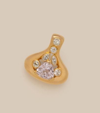 PENDENTIF en or jaune 18K (750/1000) de forme...