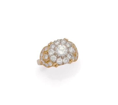BAGUE en or jaune rhodié 18K (750/1000) formée...