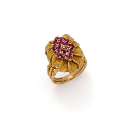 BAGUE FLEUR en or jaune 18K (750/1000) centrée...