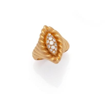 BAGUE STYLE MARQUISE en or jaune 18K (750/1000)...