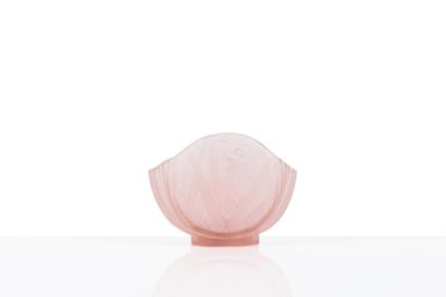 MULLER 

Vase en verre moulé pressé de forme...