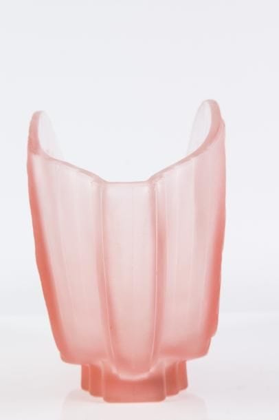 MULLER 

Vase en verre moulé pressé de forme...