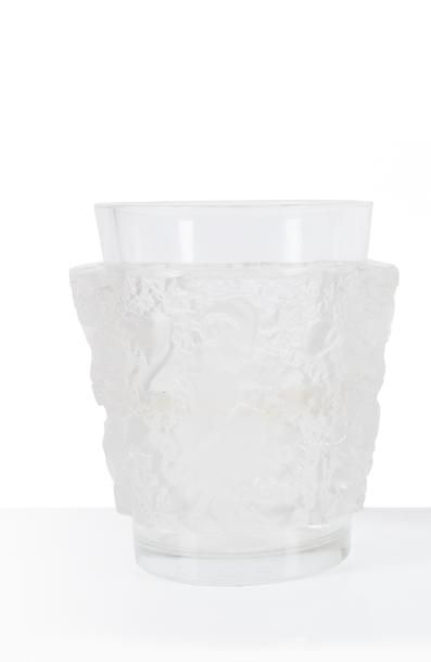 LALIQUE France 

Vase modèle « bacchus »...