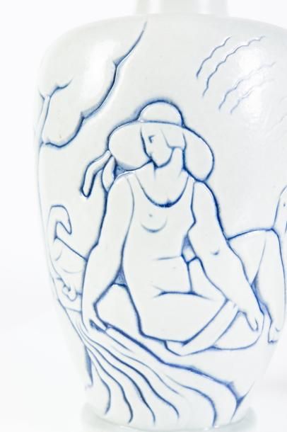 MOUGIN et LEGRAND 

Vase de forme japonisante...