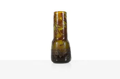 Emile Gallé (1846-1904) 

Vase de forme cylindrique...
