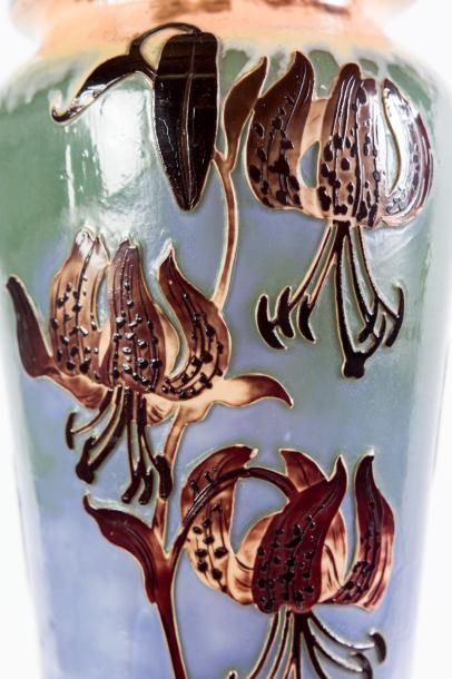 Emile Gallé (1846-1904) 

Vase de forme balustre...