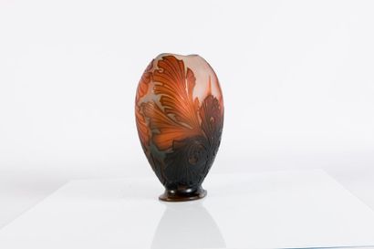 Gallé 

Vase de forme ovale aplatie en verre...