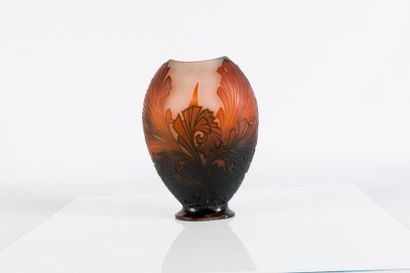 Gallé 

Vase de forme ovale aplatie en verre...