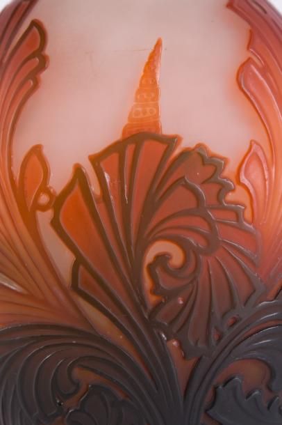 Gallé 

Vase de forme ovale aplatie en verre...