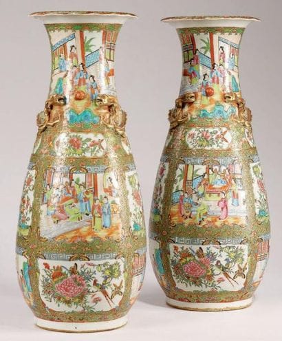Paire de grands vases en porcelaine à décor...