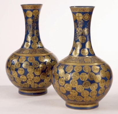 Paire de vases à long col en porcelaine bleue...