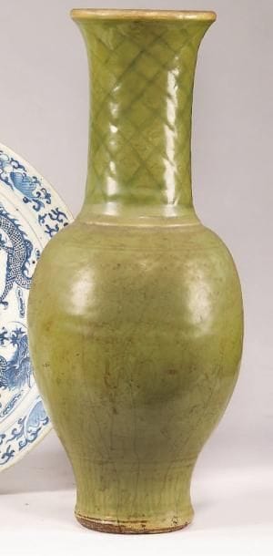 Vase de forme balustre en porcelaine émail...