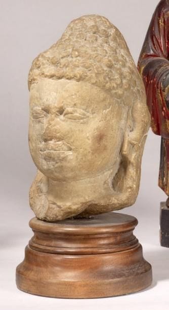 Tête de Bouddha en grès beige, le visage...