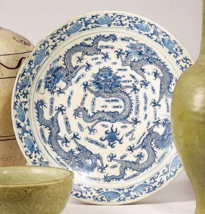 Plat en porcelaine à décor émaillé en bleu...