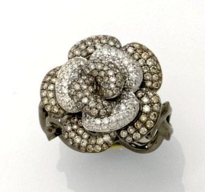 Bague Camélia or bruni sertie de diamants...