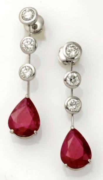 Paire de pendants d'oreilles or gris, rubis...