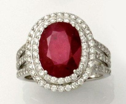 Bague or gris sertie d'un rubis naturel traité...