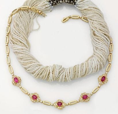 Collier or serti de cinq motifs rubis (environ...