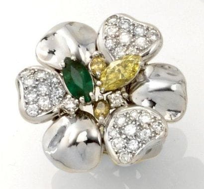 Bague Fleur or gris sertie d'un diamant navette...