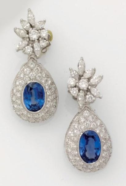 Paire de pendants d'oreilles or gris sertis...