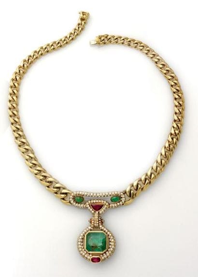 Collier gourmette or, le motif central serti...