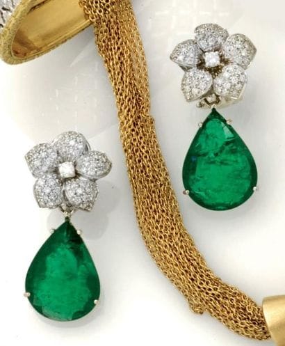 Paire de pendants d'oreilles or gris sertis...