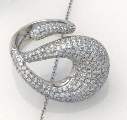 Bague en forme de boucle or gris et pavage...