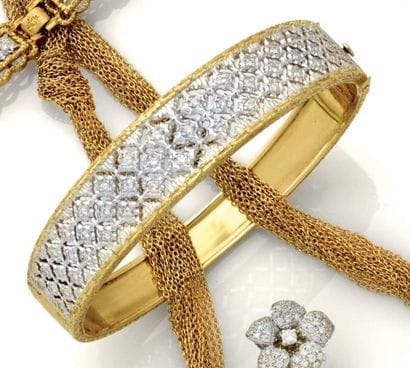 Bracelet rigide or ciselé, le motif central...