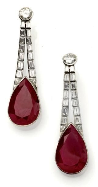 Paire de pendants d'oreilles platine ornés...