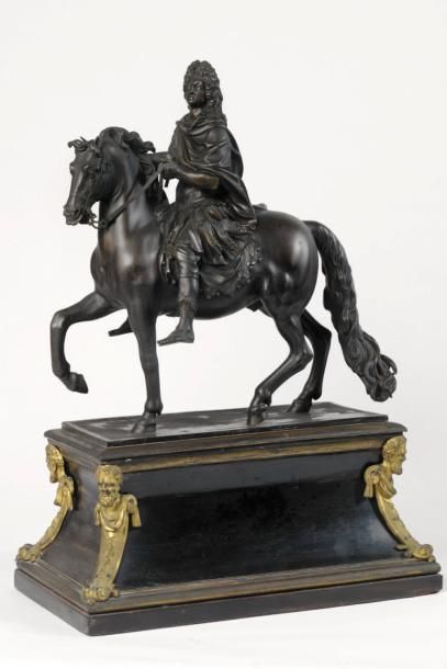 Louis XIV équestre. Statuette en bronze ciselé...