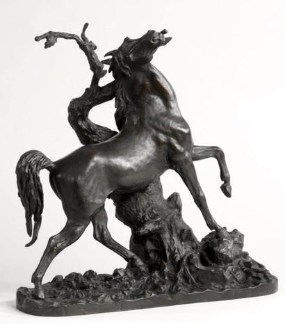 Statuette en bronze ciselé et patiné représentant...