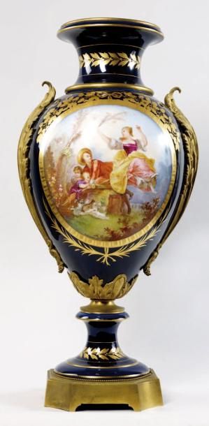 SEVRES (genre de)
Important vase à fond gros...