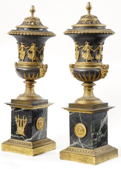 Paires de pots pourris en bronze ciselé et...