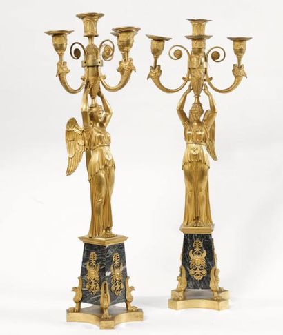 Paire de candélabres à quatre lumières sur...