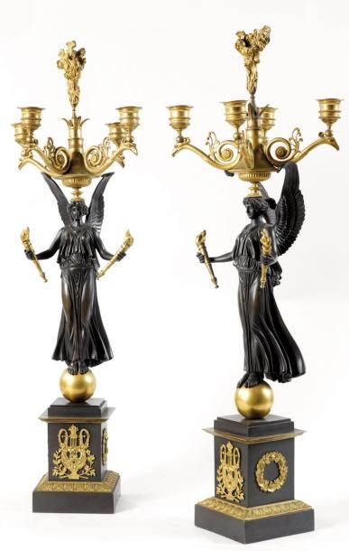 Paire de candélabres à cinq lumières en bronze...