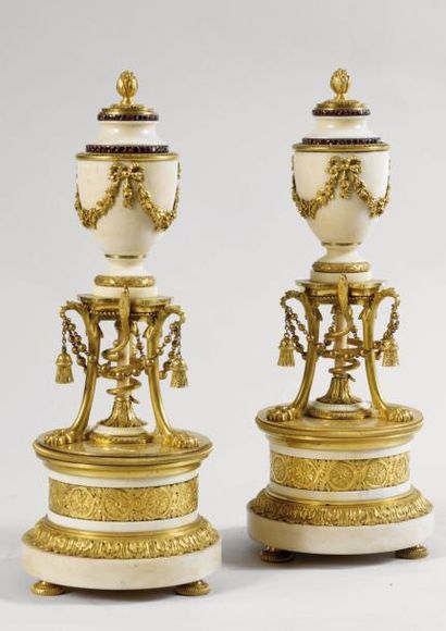 Très rare paire de petits vases couverts,...