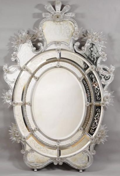 Important miroir de forme ovale, l'encadrement...