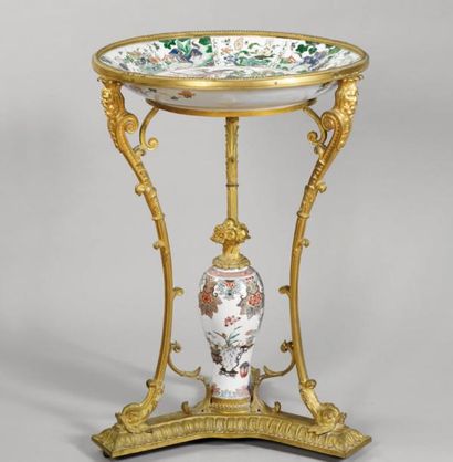 Guéridon formé d'un important plat en porcelaine...