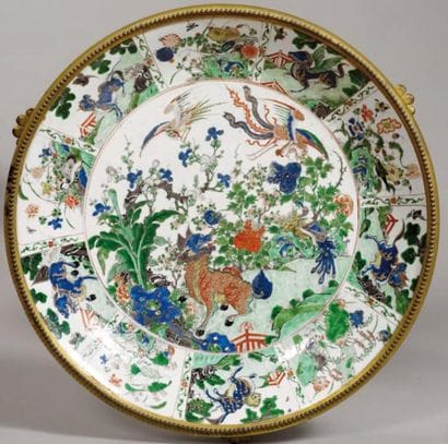 Guéridon formé d'un important plat en porcelaine...