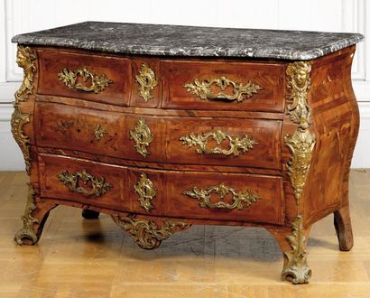 Commode galbée, en placage de bois de violette...
